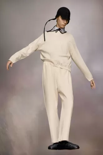 hanorac cu logo scris de mn 2 1 330x496 - Hanorac cu logo scris de m&acirc;nă