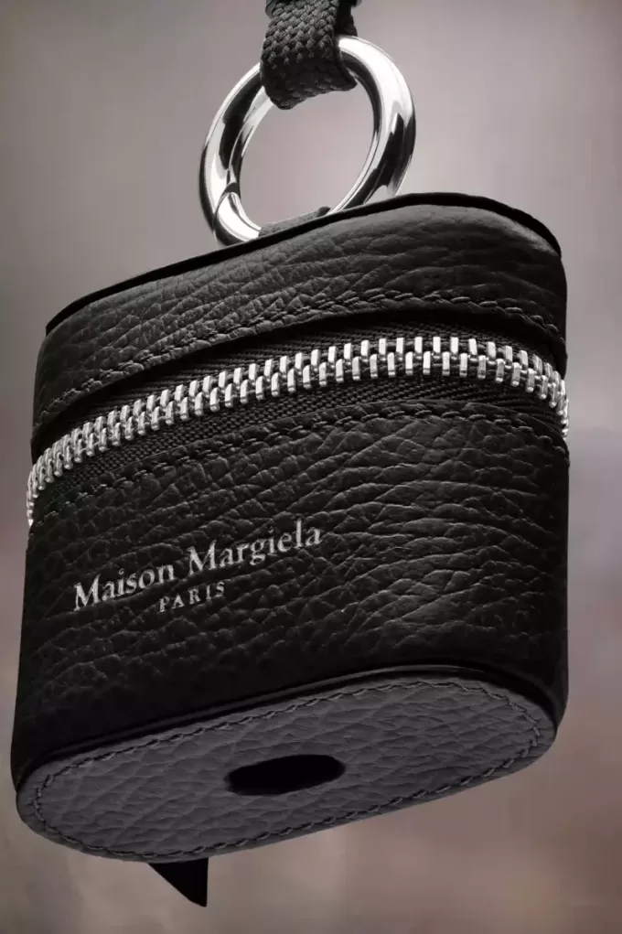 Husa AirPod Logo Maison Margiela Husa AirPod Logo Maison Margiela