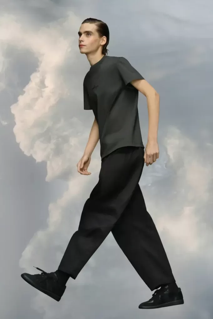 Tricou cu logo distorsionat