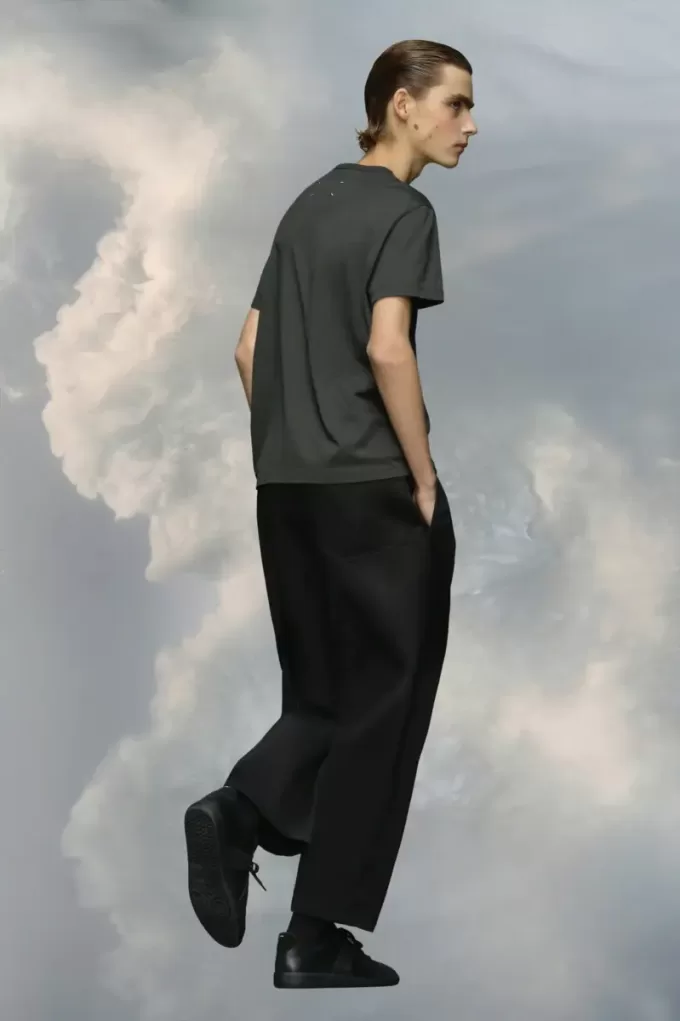 Tricou cu logo distorsionat